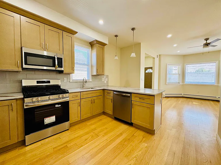 21 E 15th St #1 — Photo 14