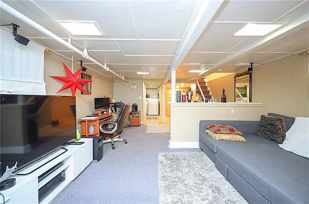 Sold by Remax Edge | media 14