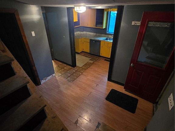 3rd image of 419 Barker St