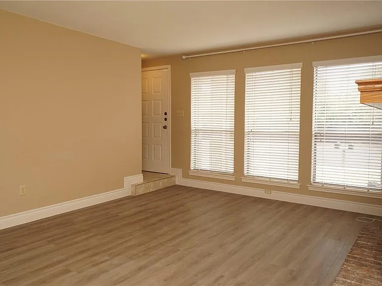 6525 Hart Ln — Photo 3