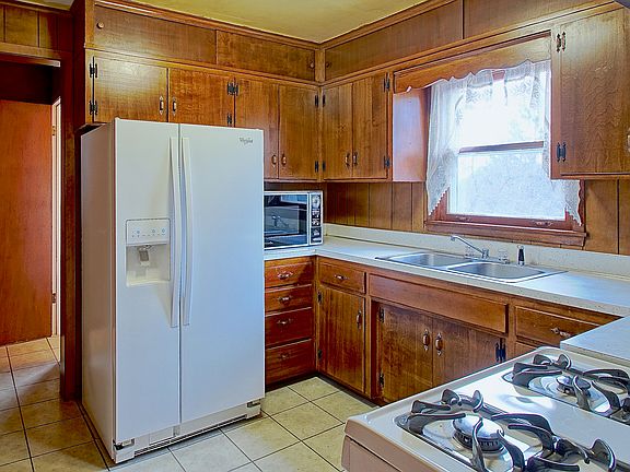 3rd image of 1020 Sturtevant St