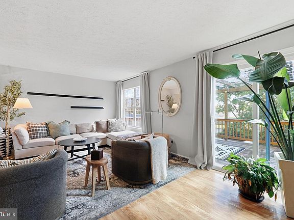 5th image of 1247 Dahlia Ln