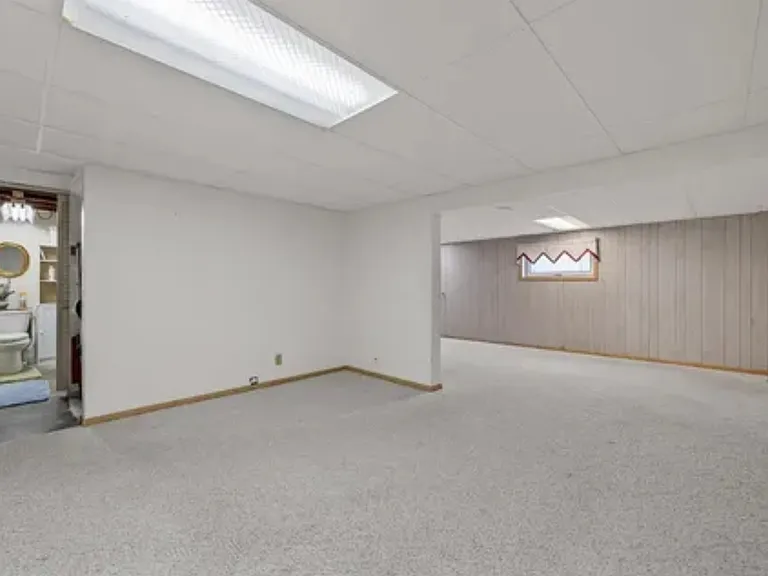59 Fleetwood Rd NW — Photo 33