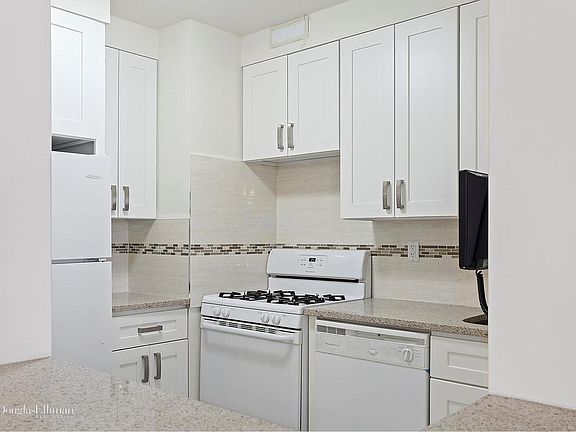 2nd image of 117 E 57th St APT 27G