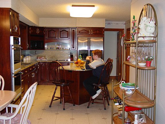 4th image of 401 Brookfield St