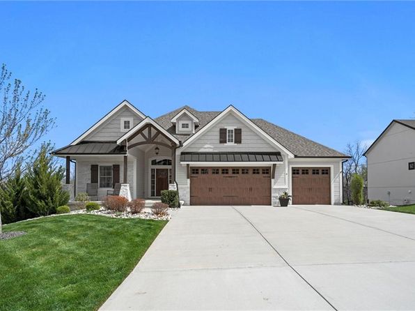 6 Black Hawk Dr, Lake Winnebago, MO 64034