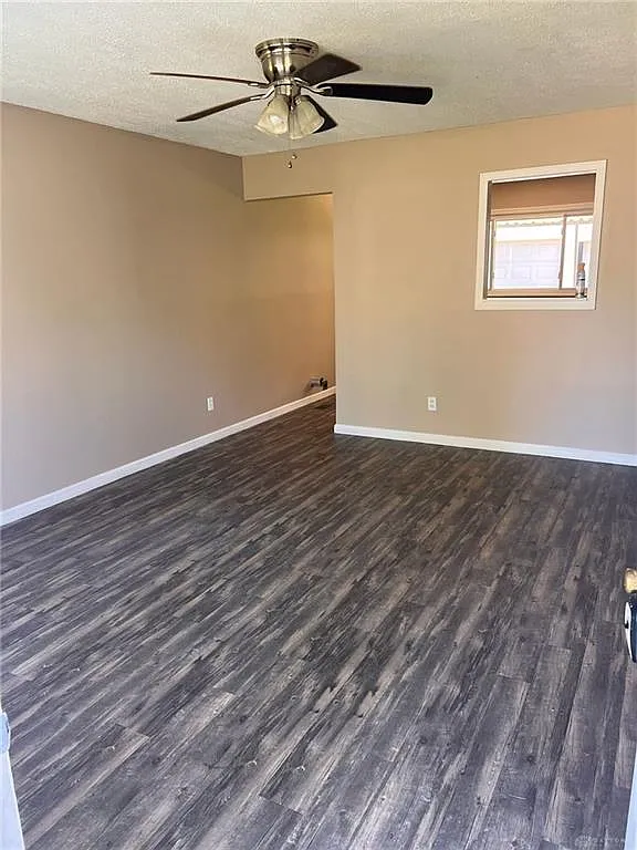 3 bed, 1.5 bath, 810 sqft, $1,300 — Photo 2