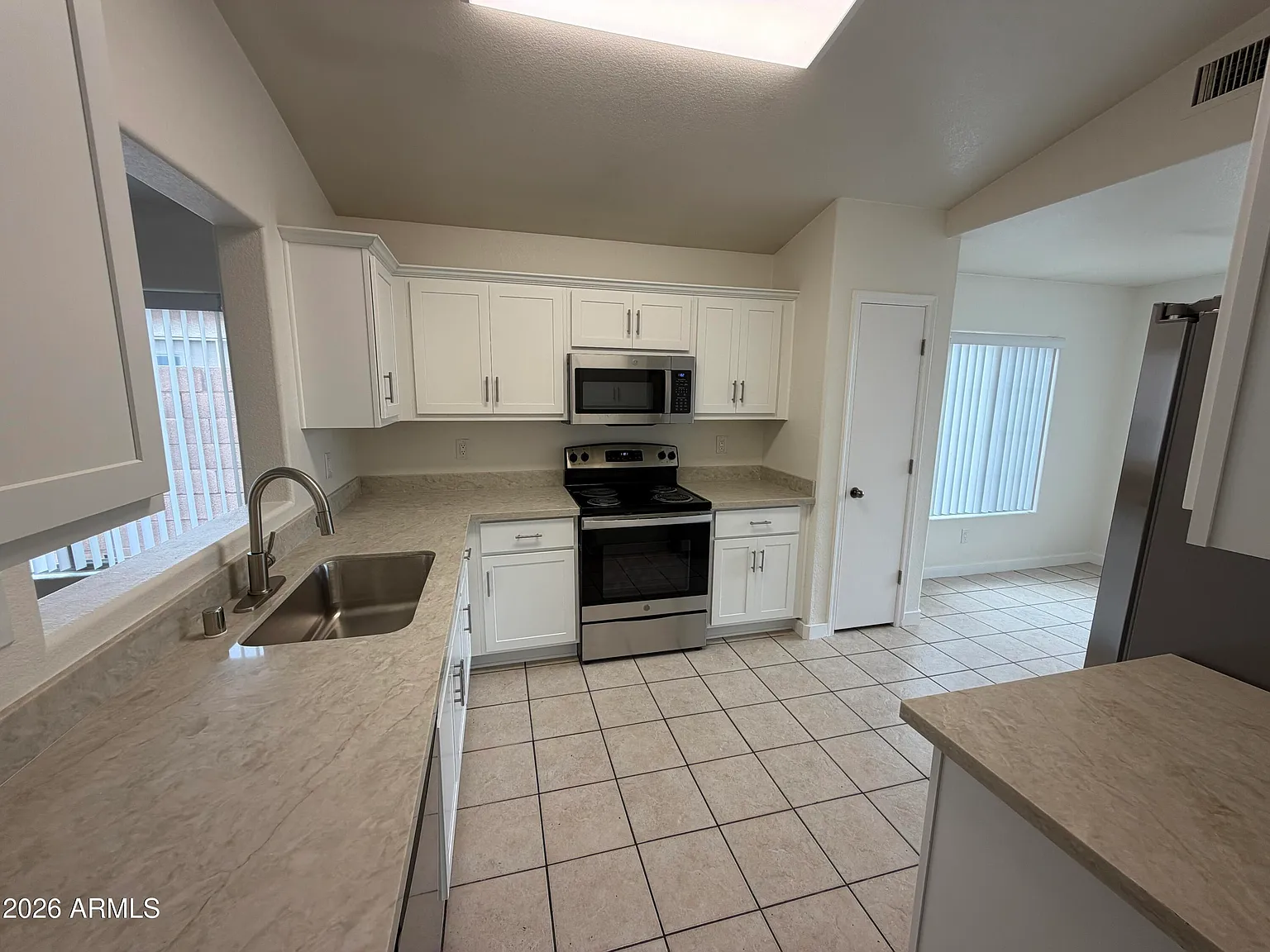 3 bed, 2.0 bath, 1559 sqft, $1,825 — Photo 2