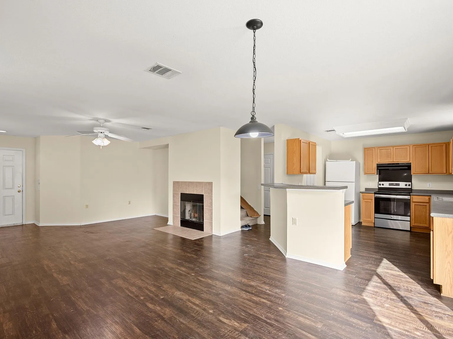 3 bed, 2.5 bath, 2068 sqft, $2,100 — Photo 2