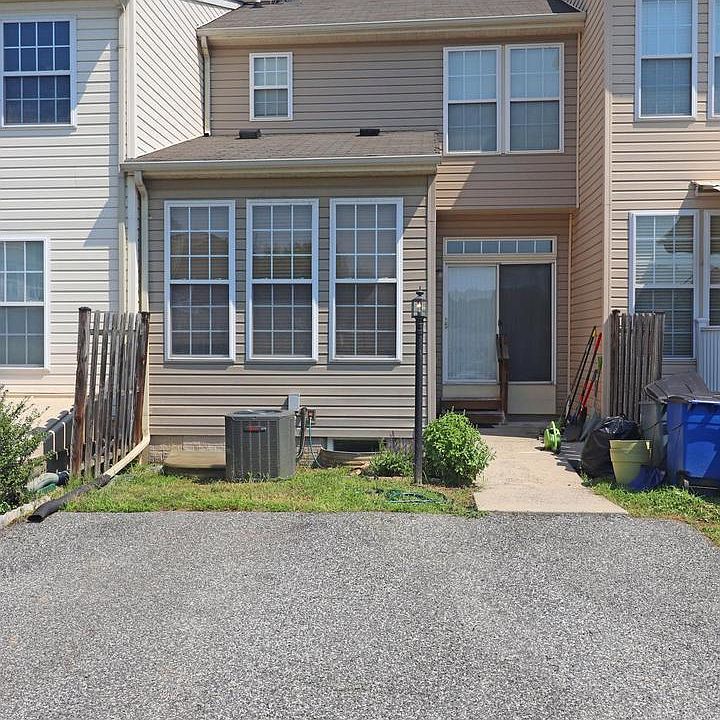 2nd image of 1330 Lewis Ln