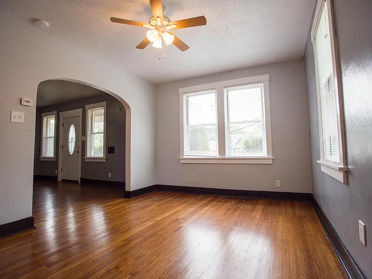 2425 Saranac Ave — Photo 10