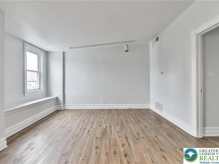 39 N 11th St #C — Photo 17