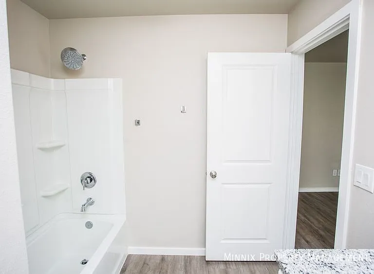 2035 Kenwood Ave — Photo 4