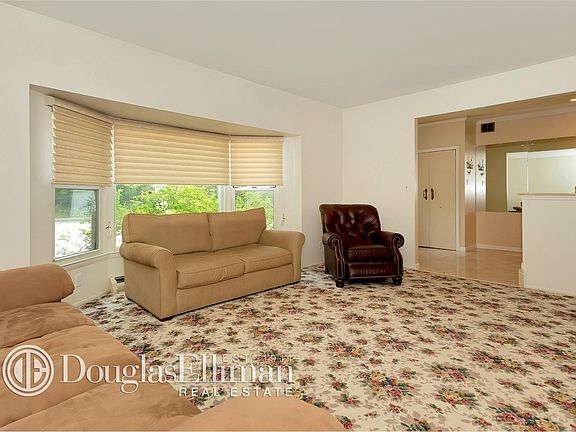 4th image of 43 East Dr