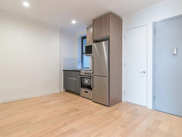 1762 1st Ave #3R — Photo 2