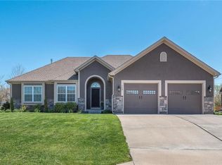 113 S Wenonga Cir, Raymore, MO 64083
