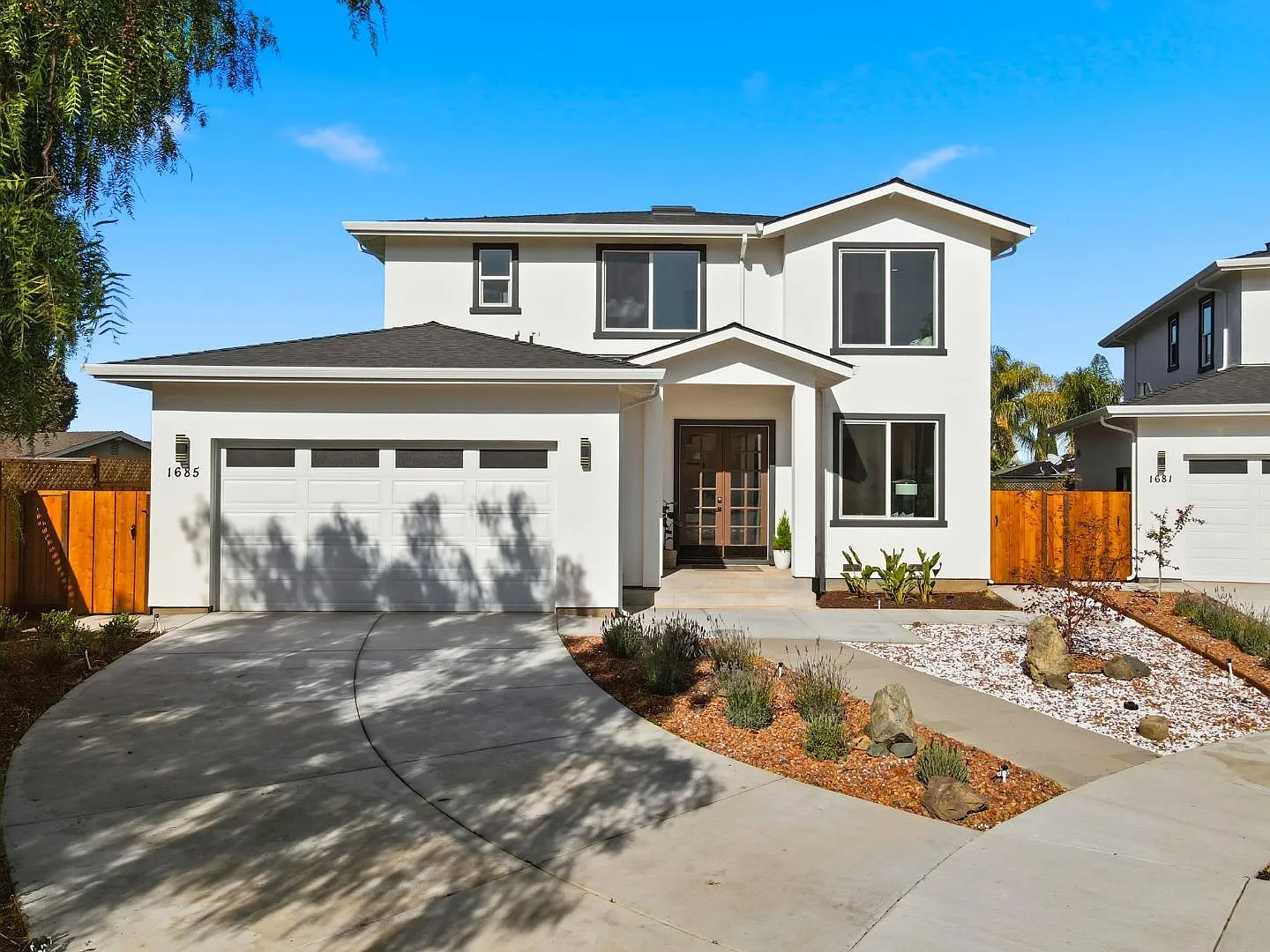 1685 Zinnia Ln photo 1