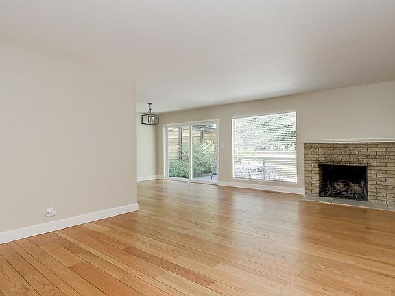 2nd image of 5 Stowe Ln