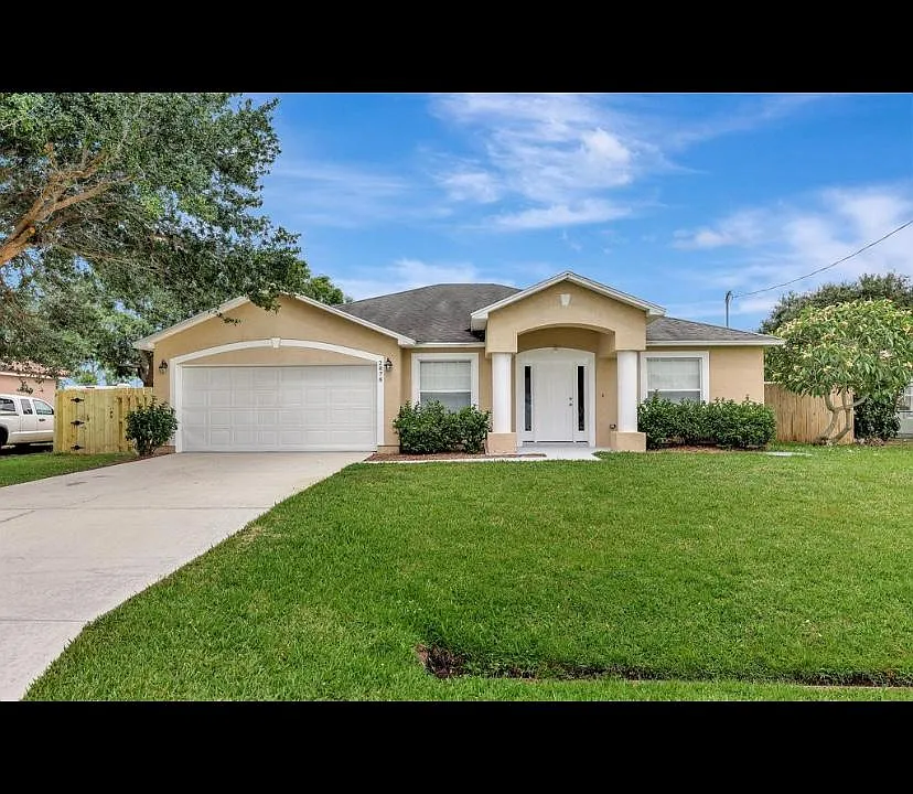 2878 SE East Blackwell Dr