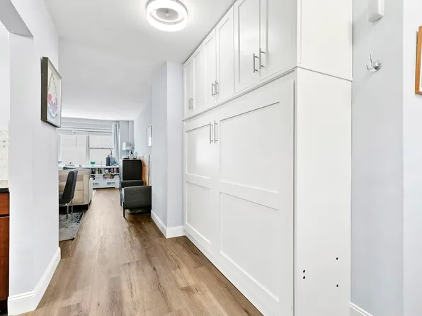 153 East 57th Street image 5 of 7