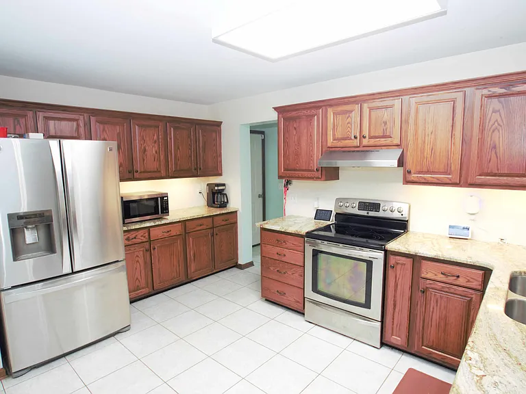 98 Thorndale Cir — Photo 10