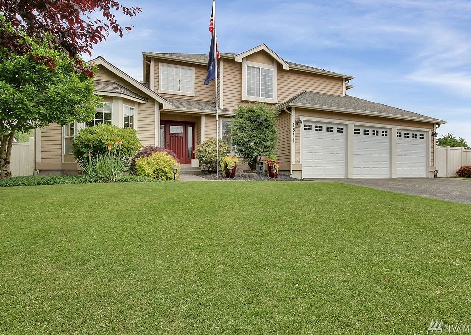 Welcome Home to Willowgate! Beautifully landscaped spacious yard, fully fenced and oversized 3 car garage makes this a must see!