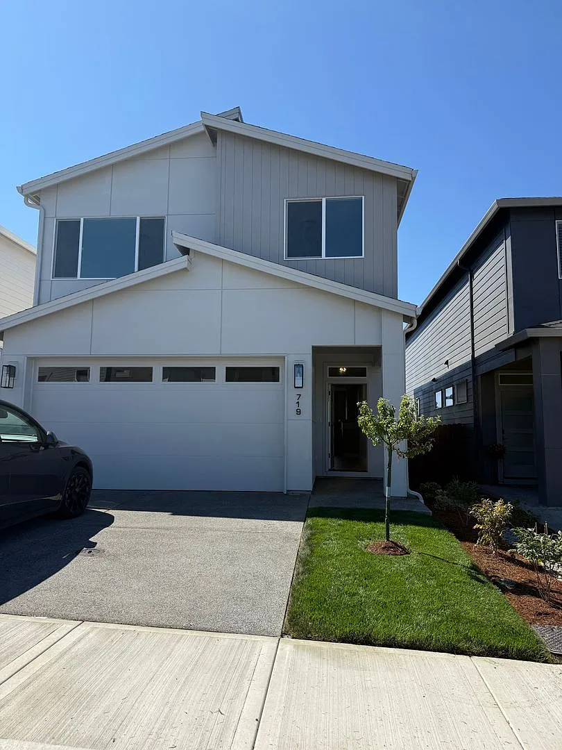 Beautiful Ridgefield Home with Modern Finishes, Spacious Layout, Attached Garage, and Convenient ... — Photo 3