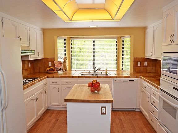 Spacious Gleaming Kitchen