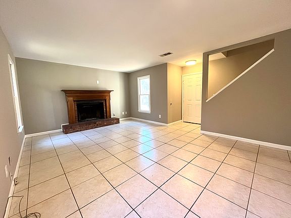 4th image of 328 Farm Place Ct NE