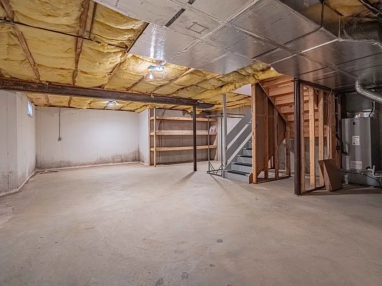 323 Surrey Pl — Photo 33