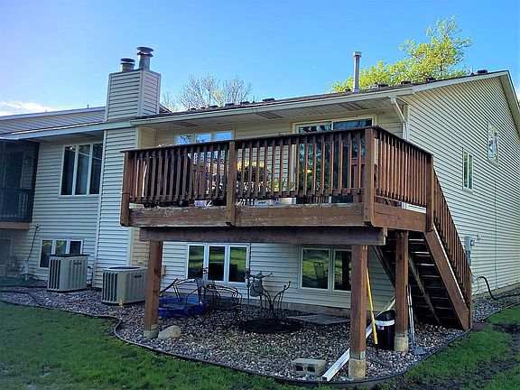 Deck w stairs to lawn