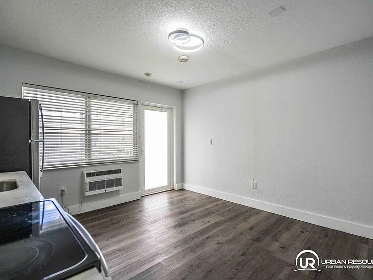 1940 Biarritz Dr #24 — Photo 7