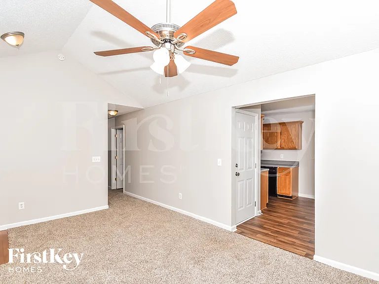 209 Oakwood Pl — Photo 3