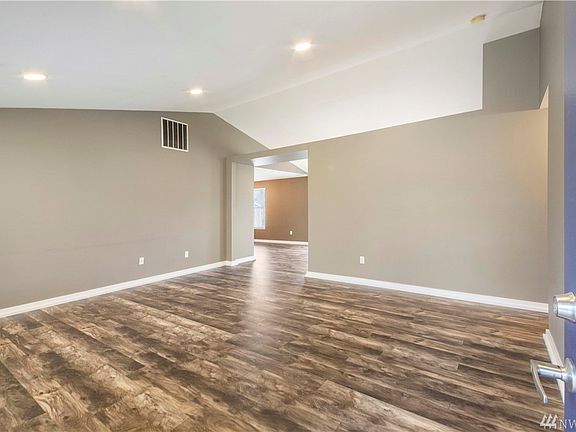 ~Spacious Formal Living Room~ 