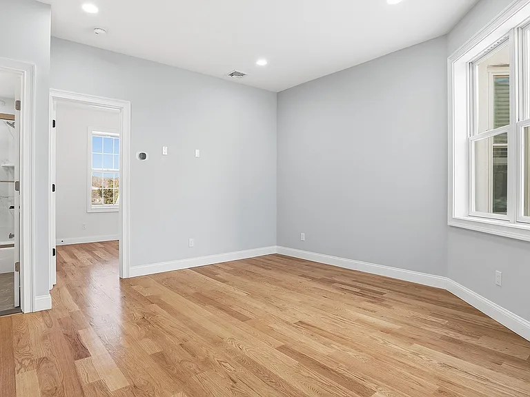 560-562 Warburton Ave #2A — Photo 6