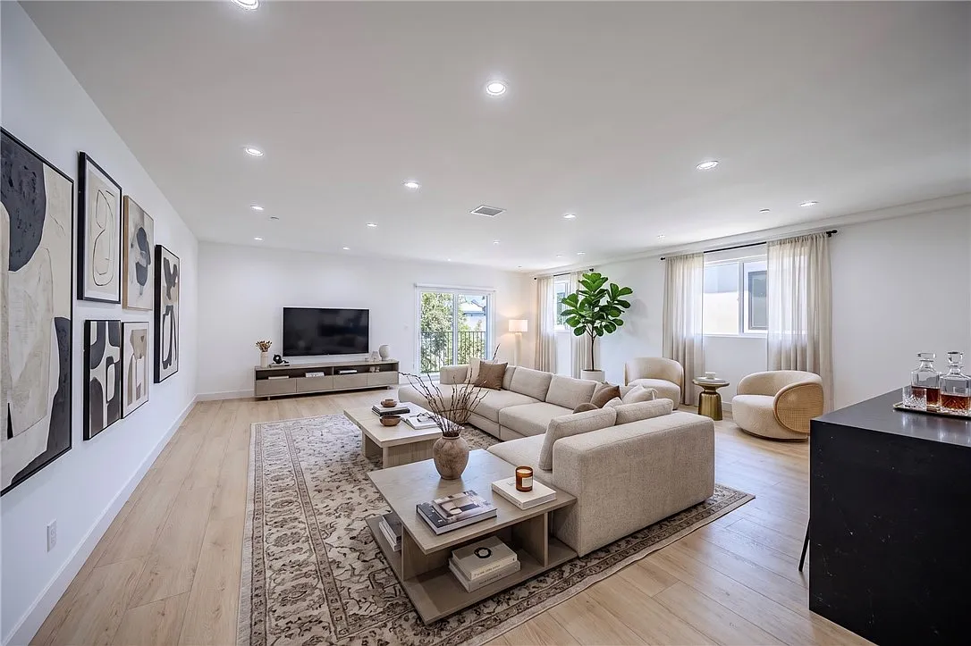 4 bed, 1972 sqft, $5,495 — Photo 3