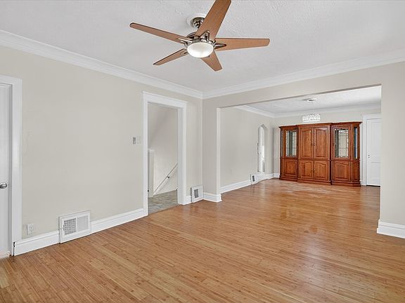 5th image of 2726 S 60th Ct