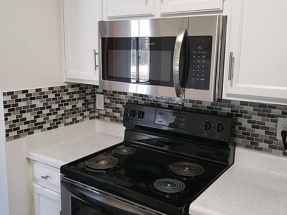 4th image of 123 W Delano St #32