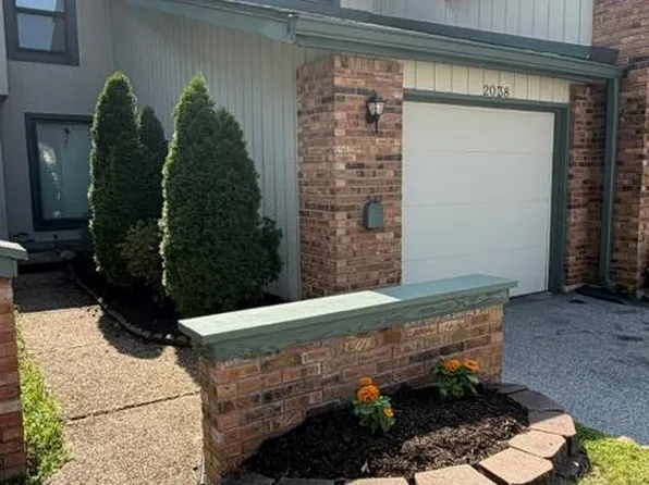 2038 Falling Brook Dr, Maryland Heights, MO 63043