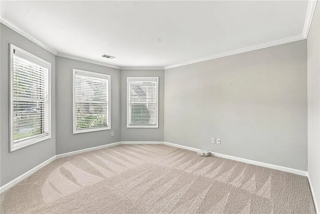 5 bed, 3.0 bath, 2527 sqft, $2,495 — Photo 3