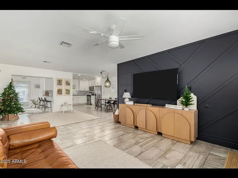 2613 E Pierson St — Photo 2