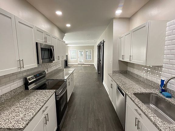 3rd image of 320 W 29th St
