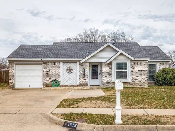 1515 Caplin Dr, Arlington, TX 76018