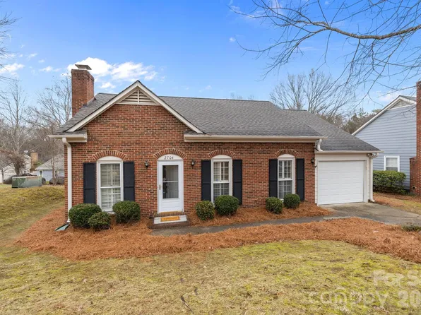 2704 Hillmont Dr, Charlotte, NC 28226