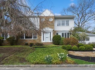 270 Bayberry Dr, Hewlett, NY 11557