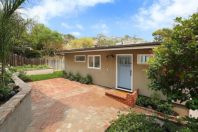 Private entrance with Dutch door