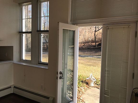 Private Entrance - Garden