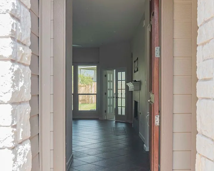 2542 Ravenwood Dr — Photo 3