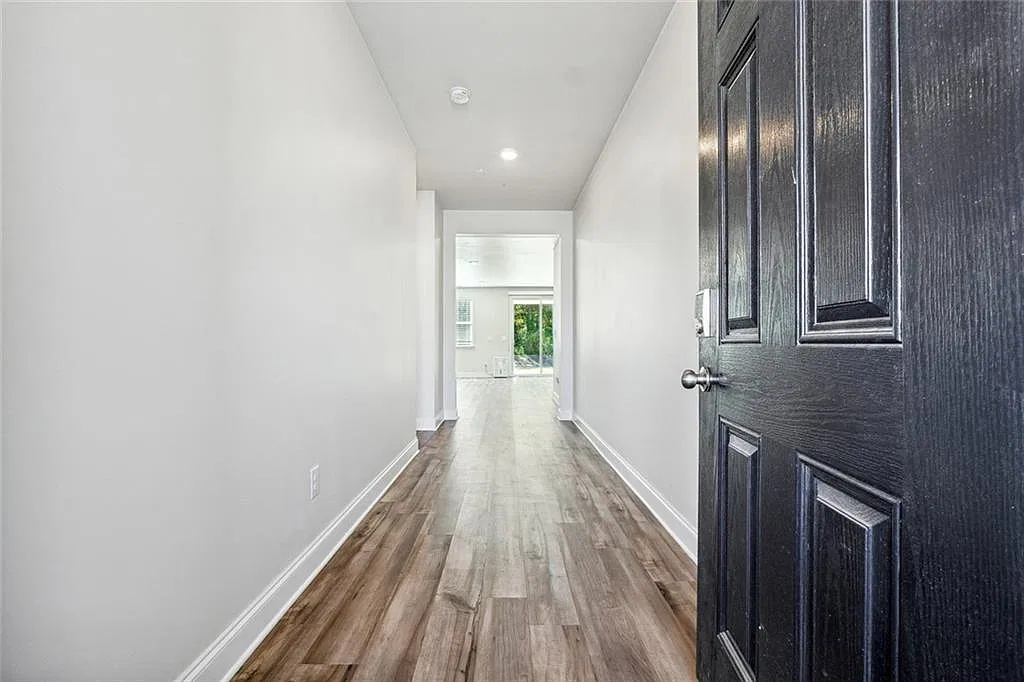 5 bed, 4.0 bath, 3021 sqft, $2,800 — Photo 2