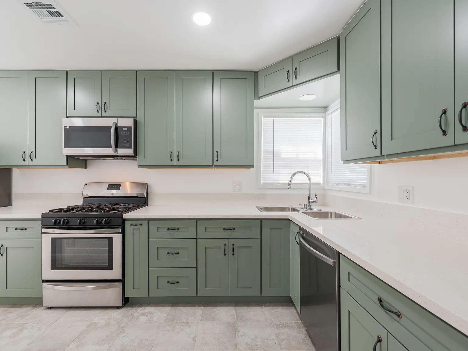 2 bed, 886 sqft, $3,700 — Photo 4
